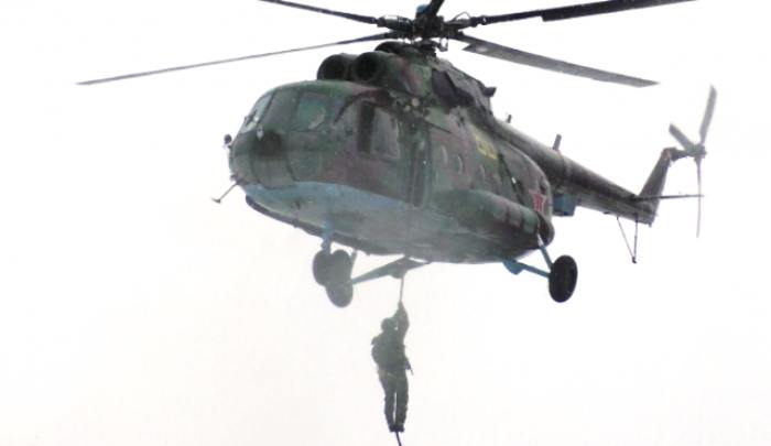 Под Архангельском бойцы Росгвардии отработали десантирование с вертолёта